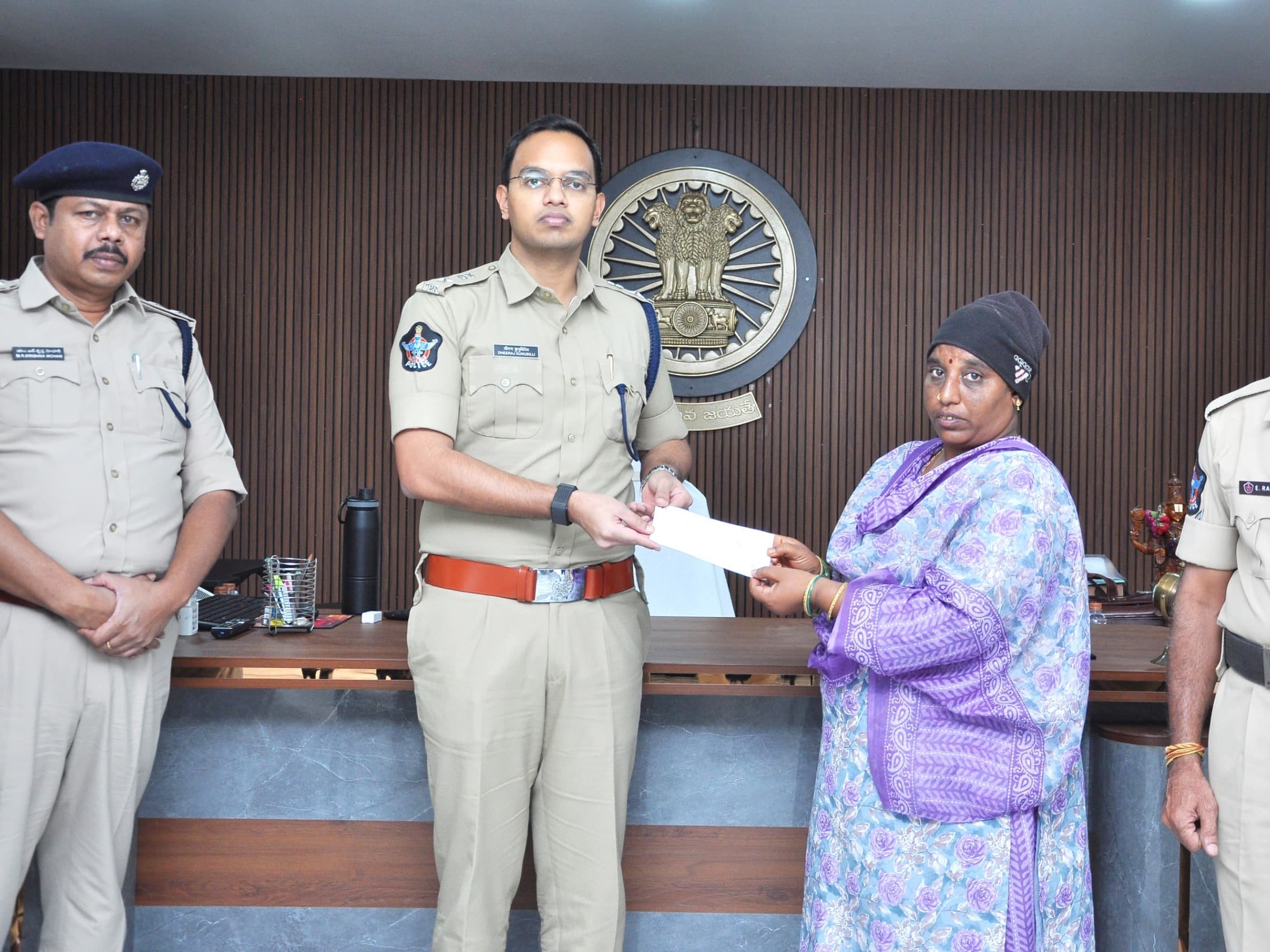 ఎస్పీ ధీరజ్ చేతుల మీదుగా చెక్కుల పంపిణీ