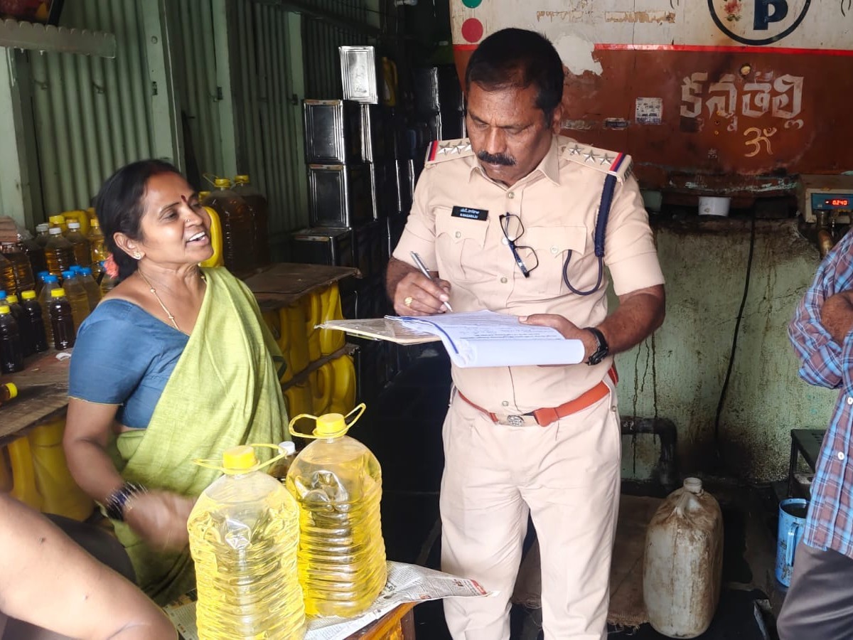 తూనికలు కొలతల శాఖ అధికారుల తనిఖీలు