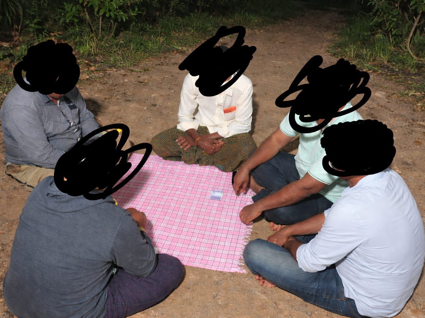 పేకాట శిబిరంపై పోలీసుల దాడి.. ఐదుగురు అరెస్ట్.