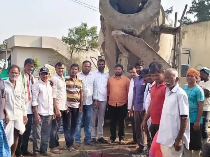 CC రోడ్డు నిర్మాణ పనులను ప్రారంభించిన సర్పంచ్