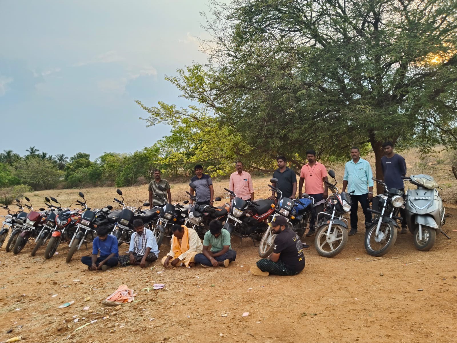 కోడిపందాల స్థావరాలపై దాడి.. నగదు స్వాధీనం