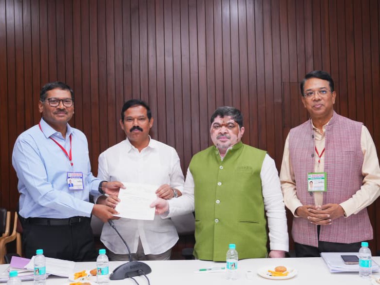 మంత్రి పొన్నం ప్రభాకర్‌ను కలిసిన MLA