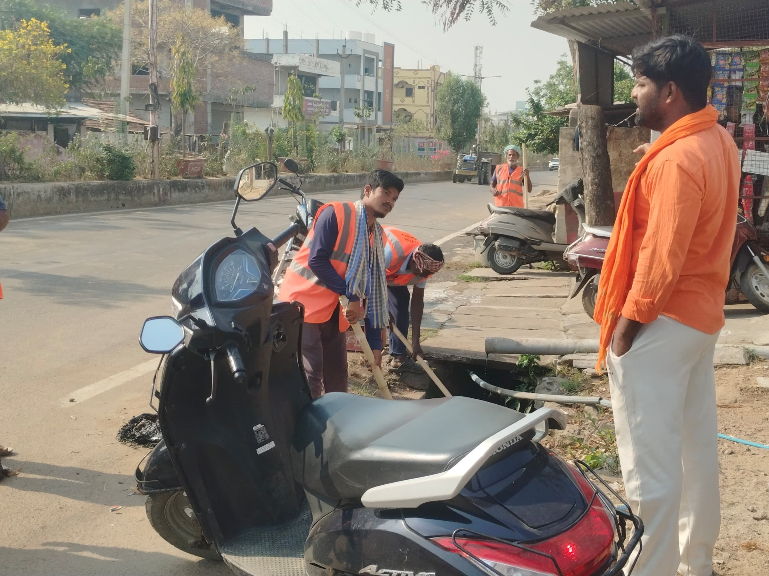 10వ వార్డులో ముమ్మరంగా డ్రైనేజీ క్లీనింగ్ పనులు
