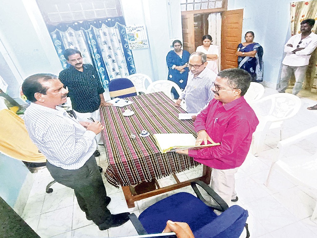 P-4 కార్యాలయాన్ని పరిశీలించిన జడ్పీ సీఈవో