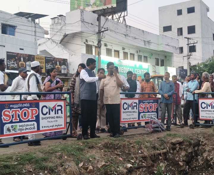 పట్టణంలో పర్యటించిన కలెక్టర్, సబ్ కలెక్టర్