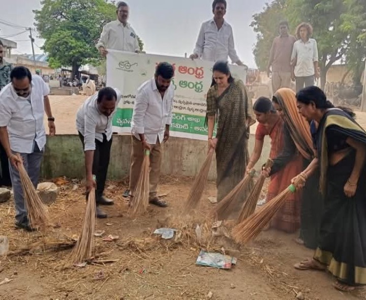 చీపురుకట్ట పట్టిన ఛైర్‌పర్సన్ బల్లా పల్లవి