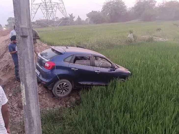 అదుపుతప్పి పంట పొలంలోకి దూసుకెళ్లిన కారు