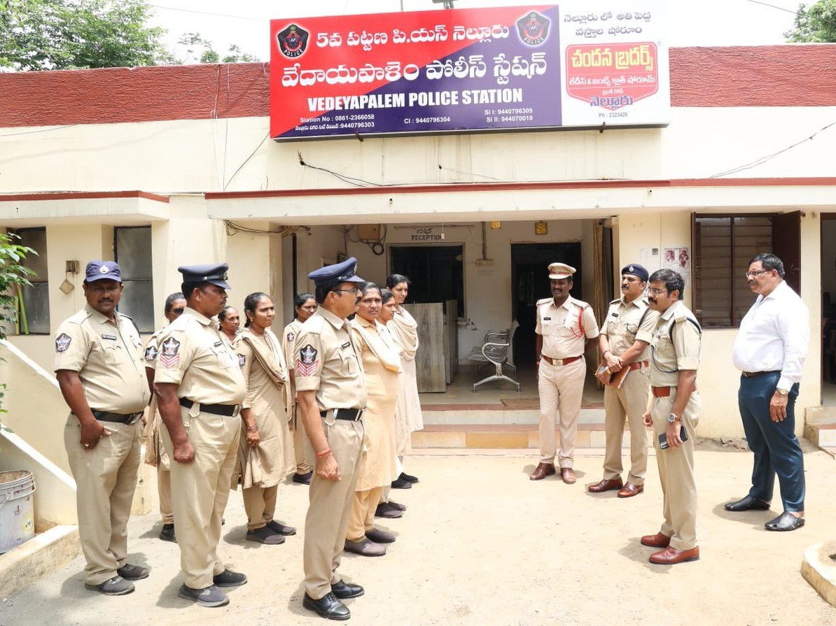 అక్రమంగా గంజాయి విక్రయం.. 8 మంది అరెస్ట్