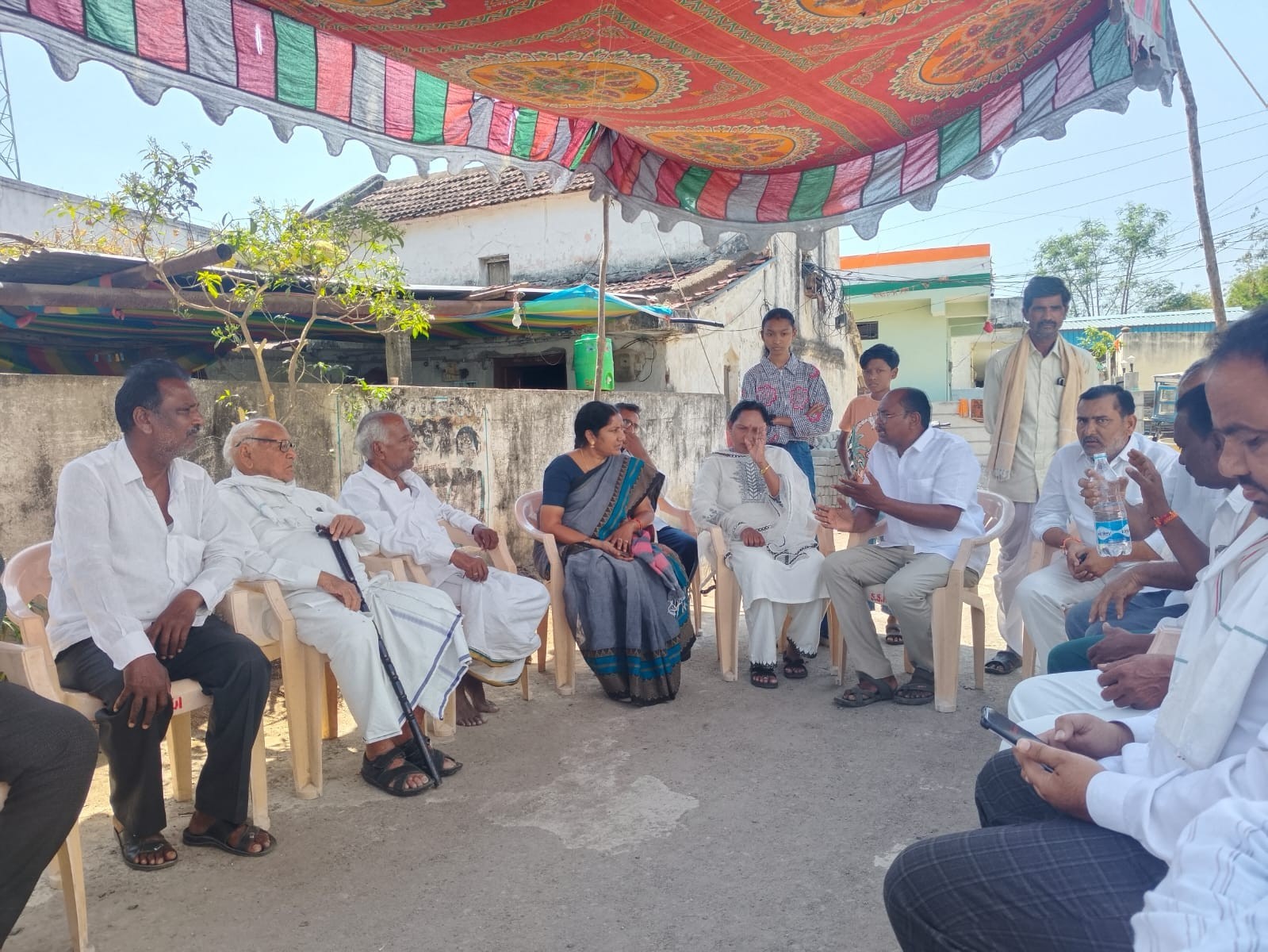 మాజీ సర్పంచ్ కుటుంబానికి గండ్రత్ సుజాత పరామర్శ