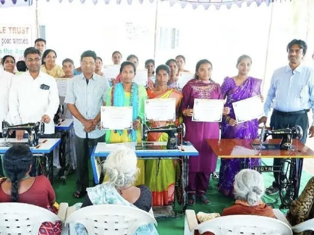 మహిళలకు ఉచిత కుట్టు మిషన్లు పంపిణీ