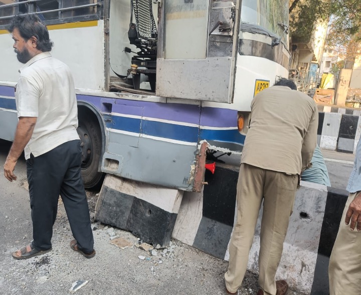 అదుపుతప్పి డివైడర్‌ను ఢీకొట్టిన బస్సు