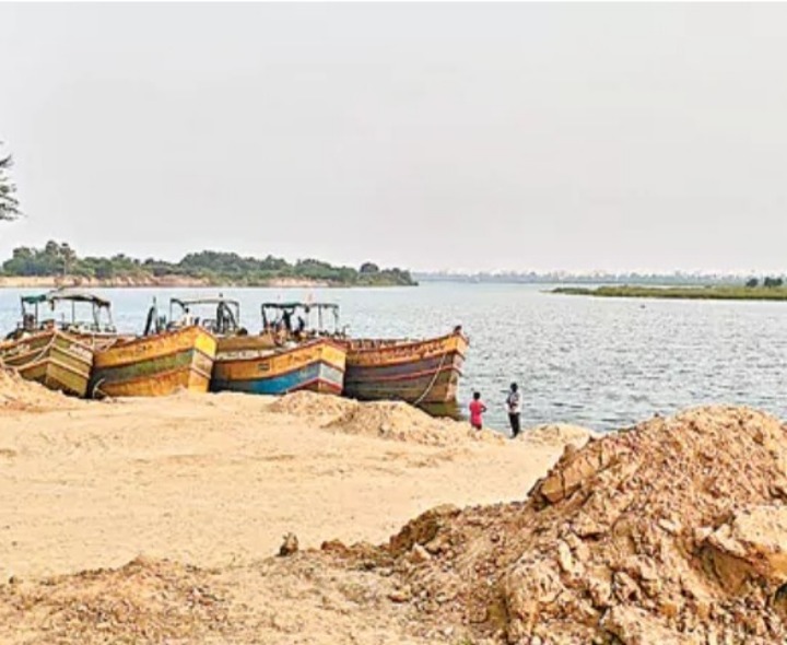 నెల్లూరులో ఇసుక కొరత.. జోరుగా బ్లాక్ మార్కెట్ దందా..!