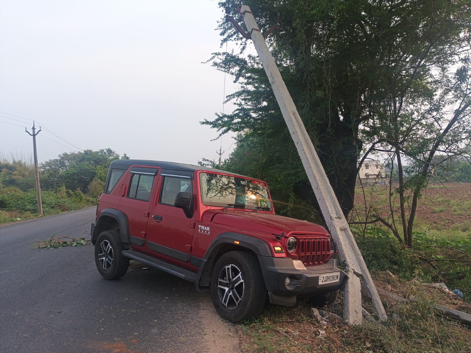 కరెంట్ పోల్‌ను కారు ఢీకొట్టిన కారు