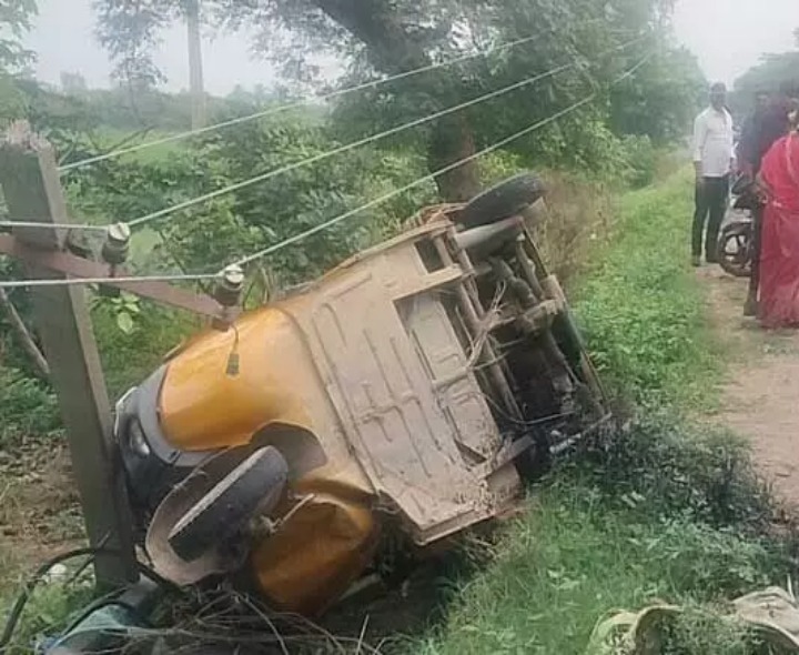 విద్యుత్ స్తంభాన్ని ఢీకొన్న ఆటో