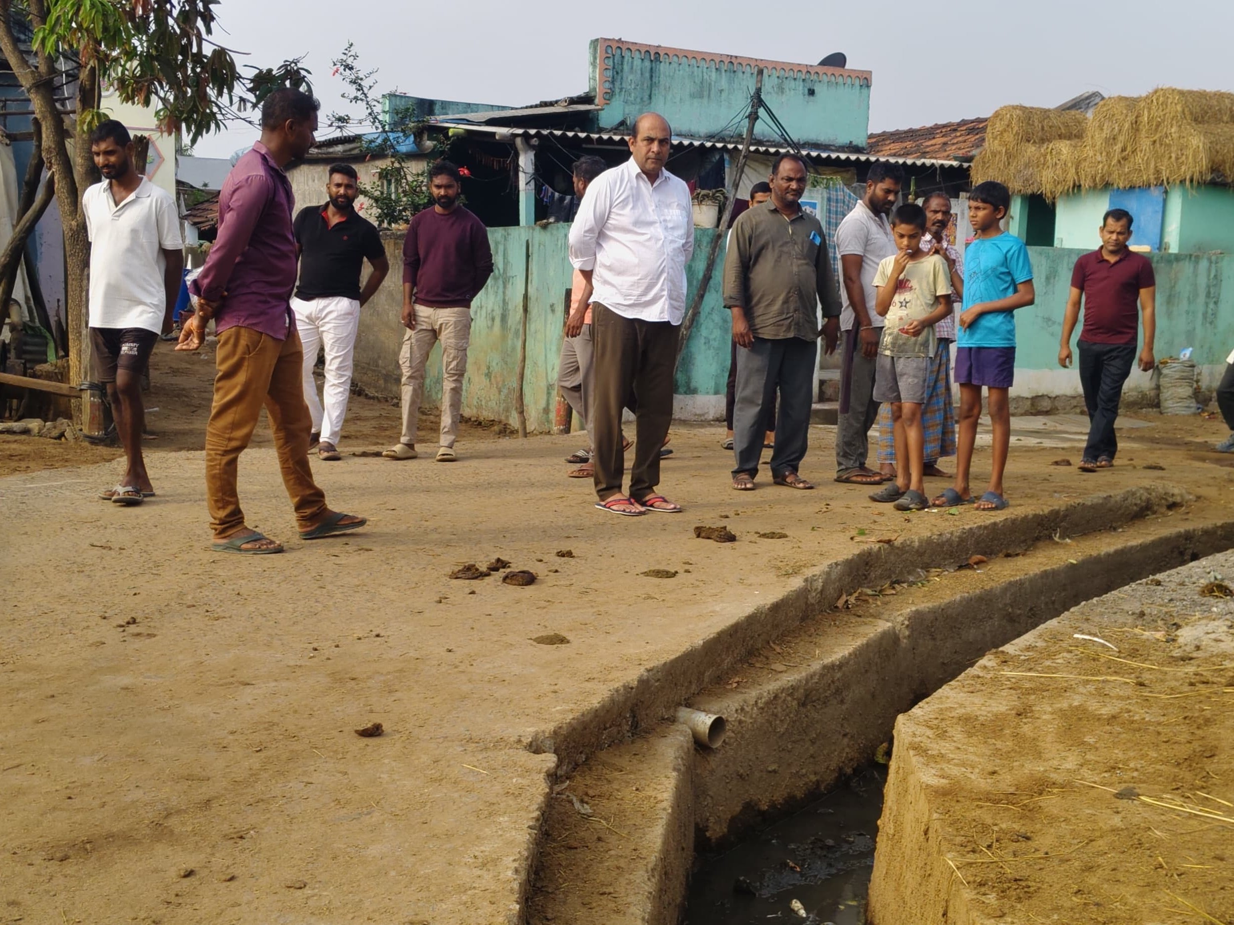 మార్నింగ్ వాక్ చేస్తూ సమస్యలు తెలుసుకున్న జిల్లా అధ్యక్షుడు