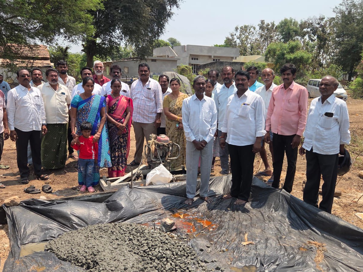 సీసీ రోడ్ల పనులను ప్రారంభించిన తిరుపతి రెడ్డి