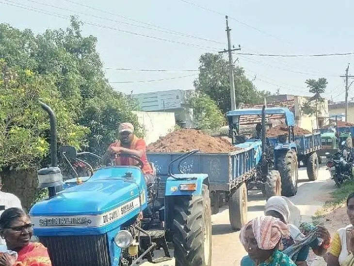 ‘ఇందిరమ్మ ఇళ్ల పేరుతో మట్టి దందా’