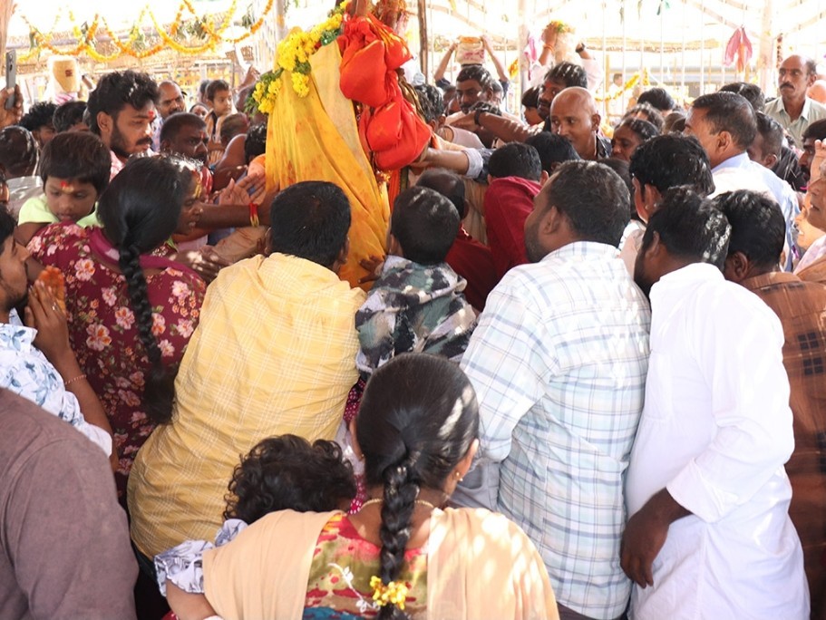 మేడారం గద్దెల వద్ద భక్తుల కోలాహలం