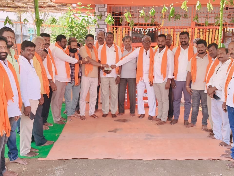 ఆలయానికి విరాళం అందజేసిన మాజీ జడ్పీటీసీ