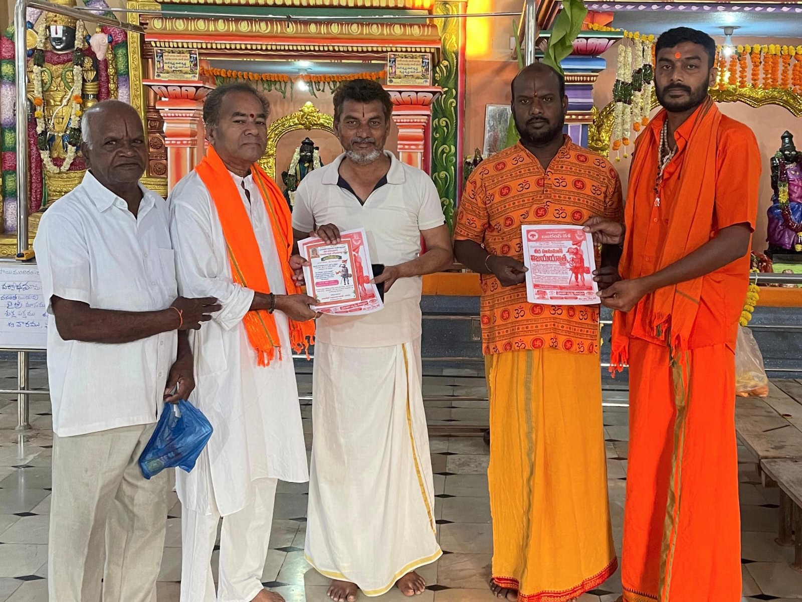 ఆహ్వాన పత్రాలకు ప్రత్యేక పూజలు