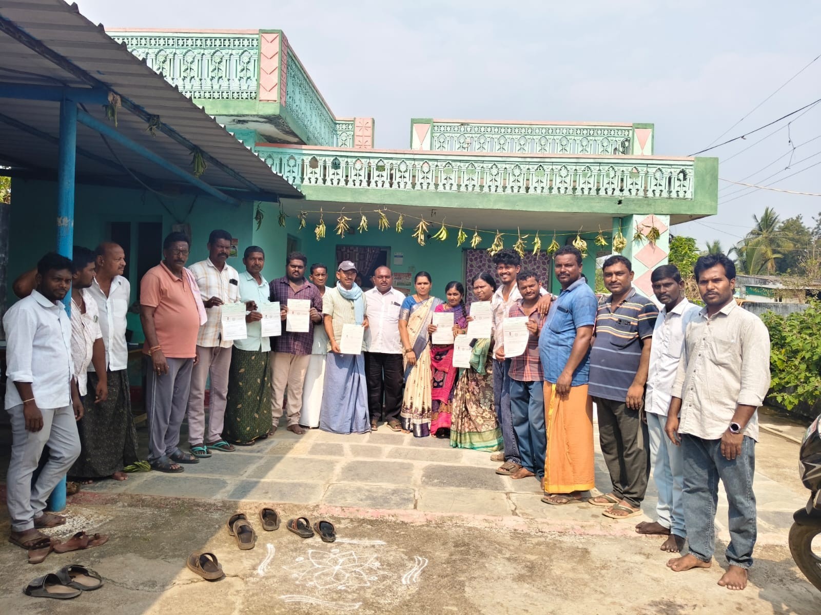 సీఎం సహాయనిధి చెక్కులు పంపిణీ చేసిన సర్పంచ్