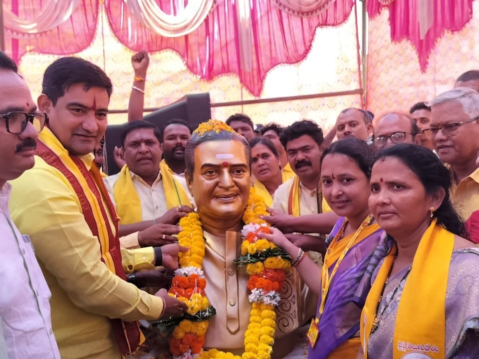 టీడీపీ ఆవిర్భావ దినోత్సవ వేడుకల్లో పాల్గొన్న మంత్రి