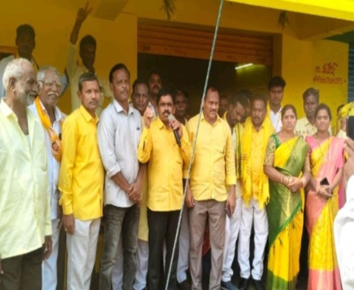 రోగులకు పండ్లు పంపిణీ చేసిన టీడీపీ నాయకులు