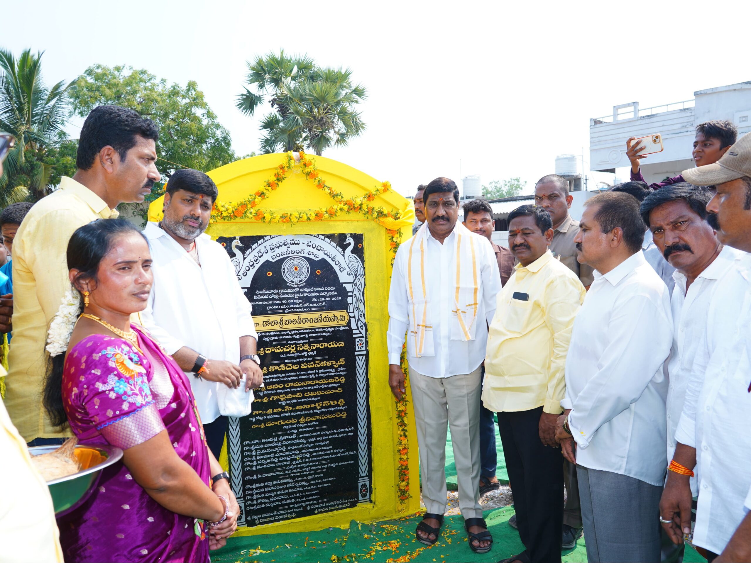 రూ.50 లక్షల వ్యయంతో సీసీ రోడ్ల నిర్మాణం