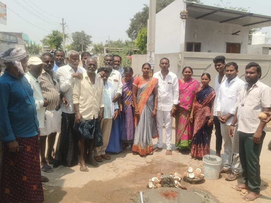 పిన్నాయిపాలెంలో సీ.సీ. రోడ్ల నిర్మాణానికి శంకుస్థాపన