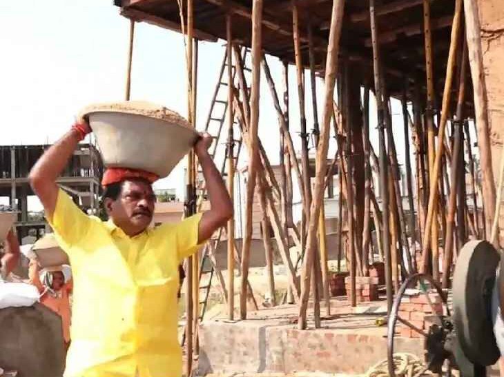 గమేళాలు తలపై పెట్టుకుని మంత్రి శ్రమదానం