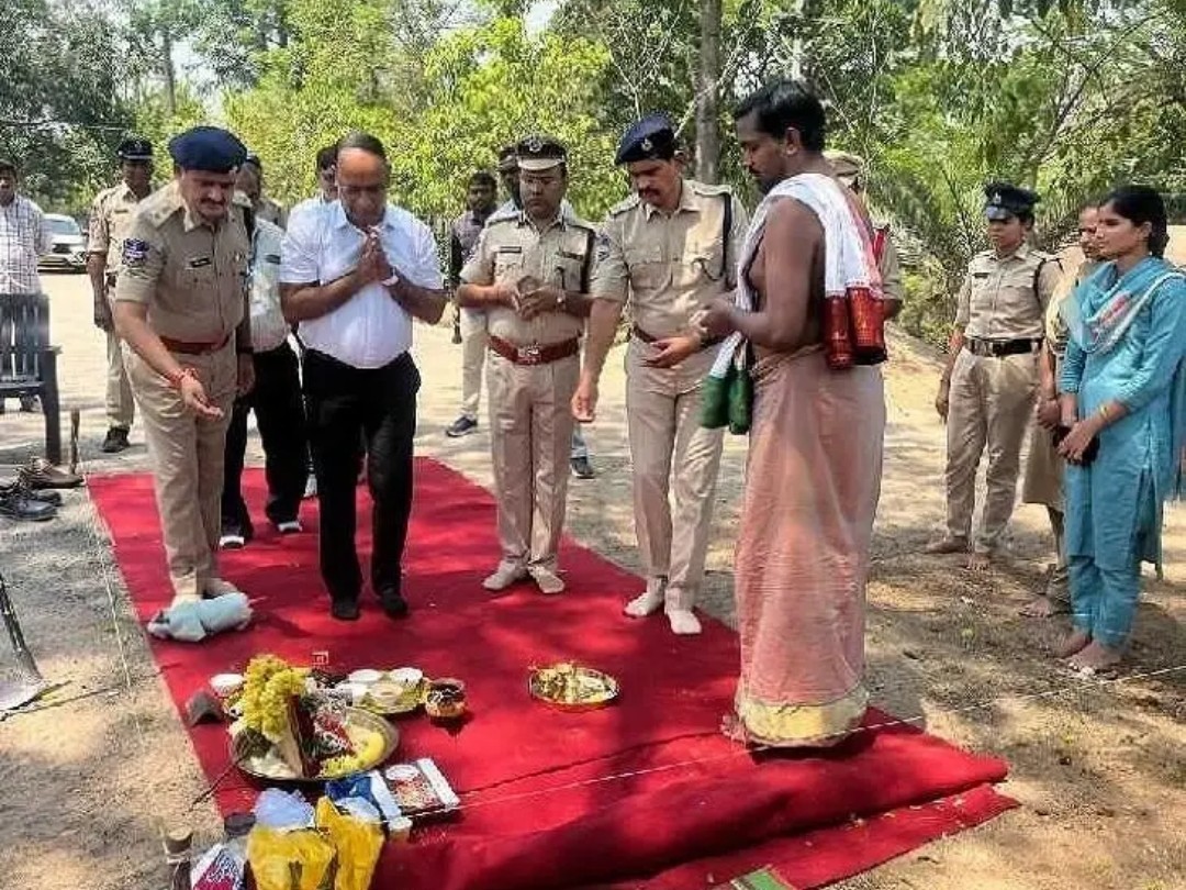 మహిళా పోలీసుల విశ్రాంతి గదుల నిర్మాణానికి భూమి పూజ