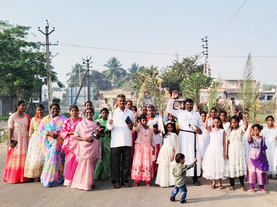 క్రోసూరులో ఘనంగా మట్టల ఆదివారం వేడుకలు