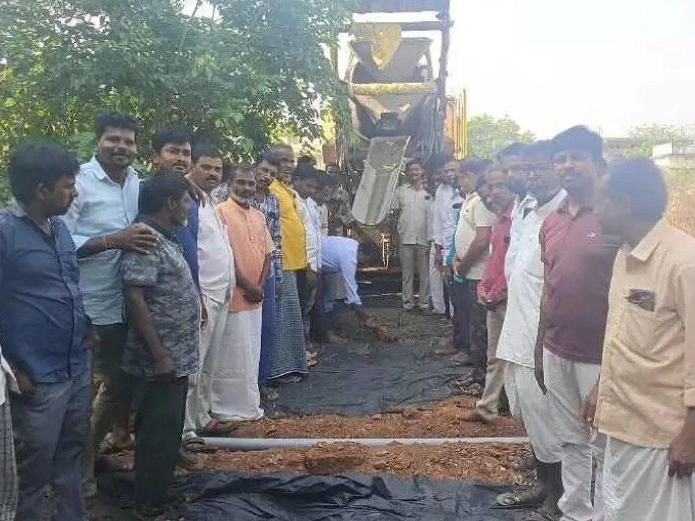ఎంపీ నిధులతో..సీసీ రోడ్డు పనులకు భూమి పూజ