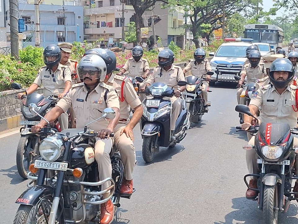 ‘హెల్మెట్ ధరించి సురక్షితమైన ప్రయాణం చేయండి’