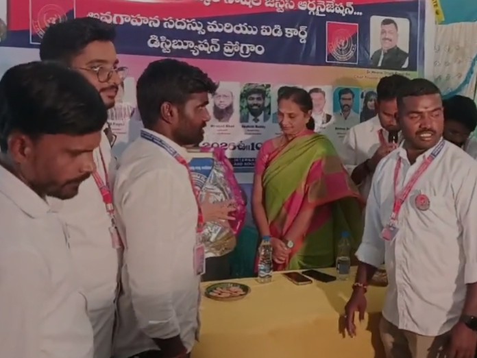 హెచ్‌ఆర్‌సీ ఐడి కార్డుల పంపిణీ కార్యక్రమం