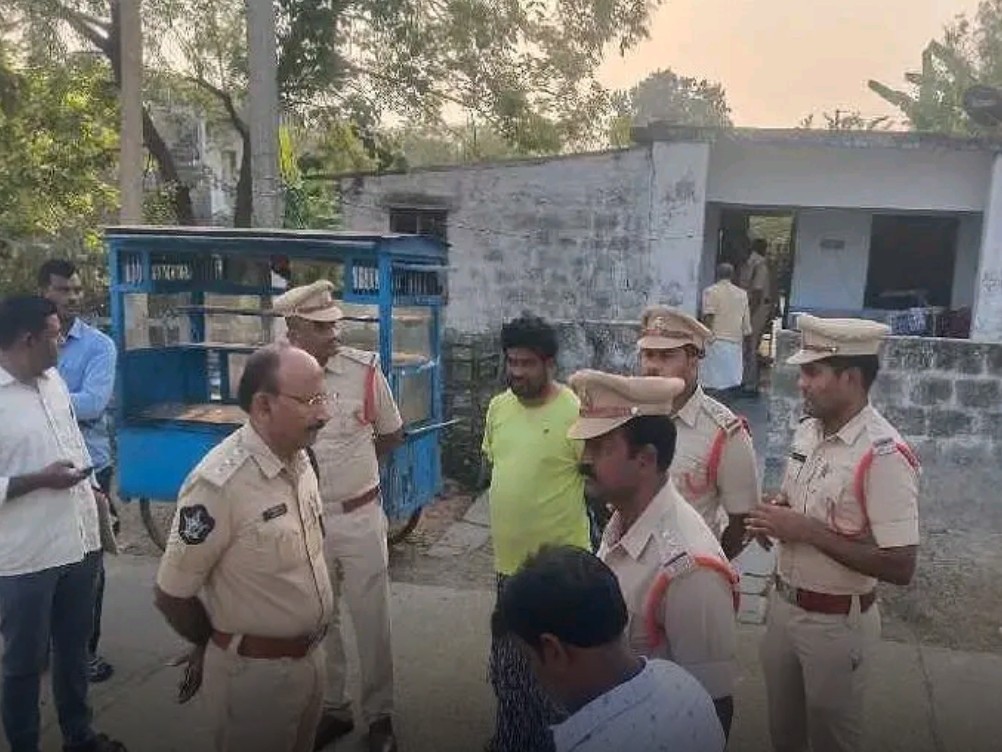 ఉప్పుగుండూరులో పోలీసుల తనిఖీలు