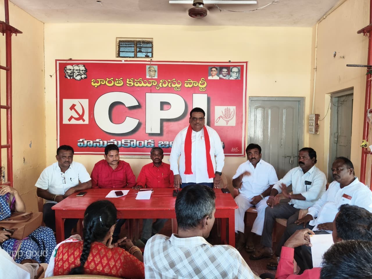 అసైన్డ్ భూములను పేదలకు పంచుతాం: శ్రీనివాసరావు