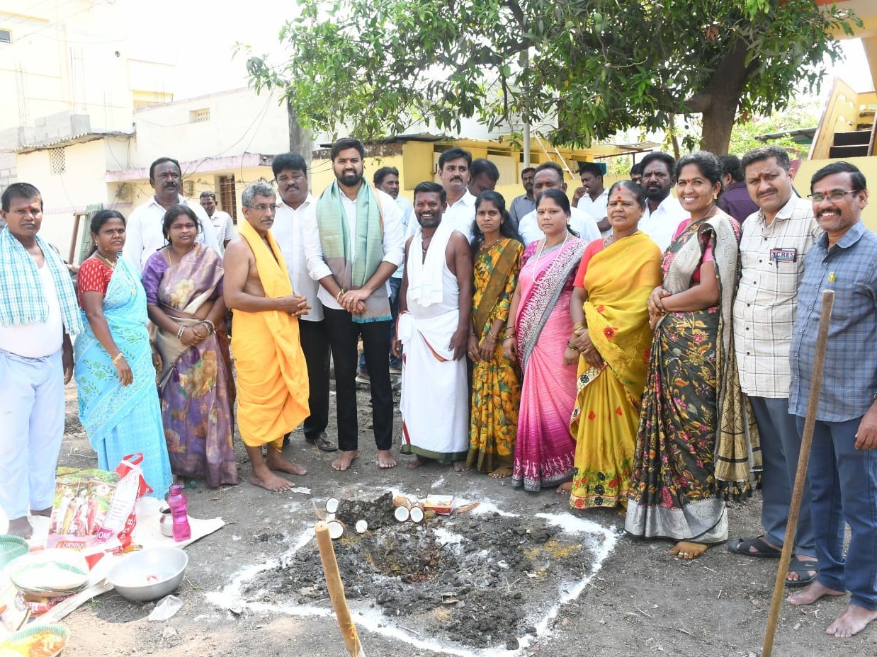 బాపూజీ నగర్లో ఇందిరమ్మ ఇంటి నిర్మాణానికి భూమిపూజ
