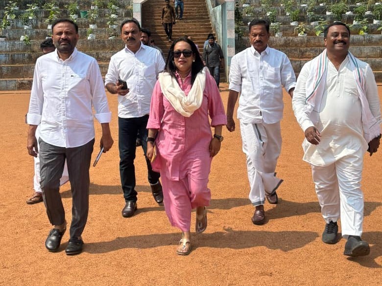 సభ ఏర్పాట్లను పరిశీలించిన ఎమ్మెల్యే