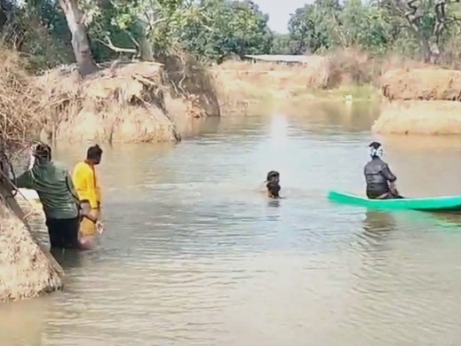 ఈతకు వెళ్లిన బాలురు.. క్వారీలో గల్లంతు