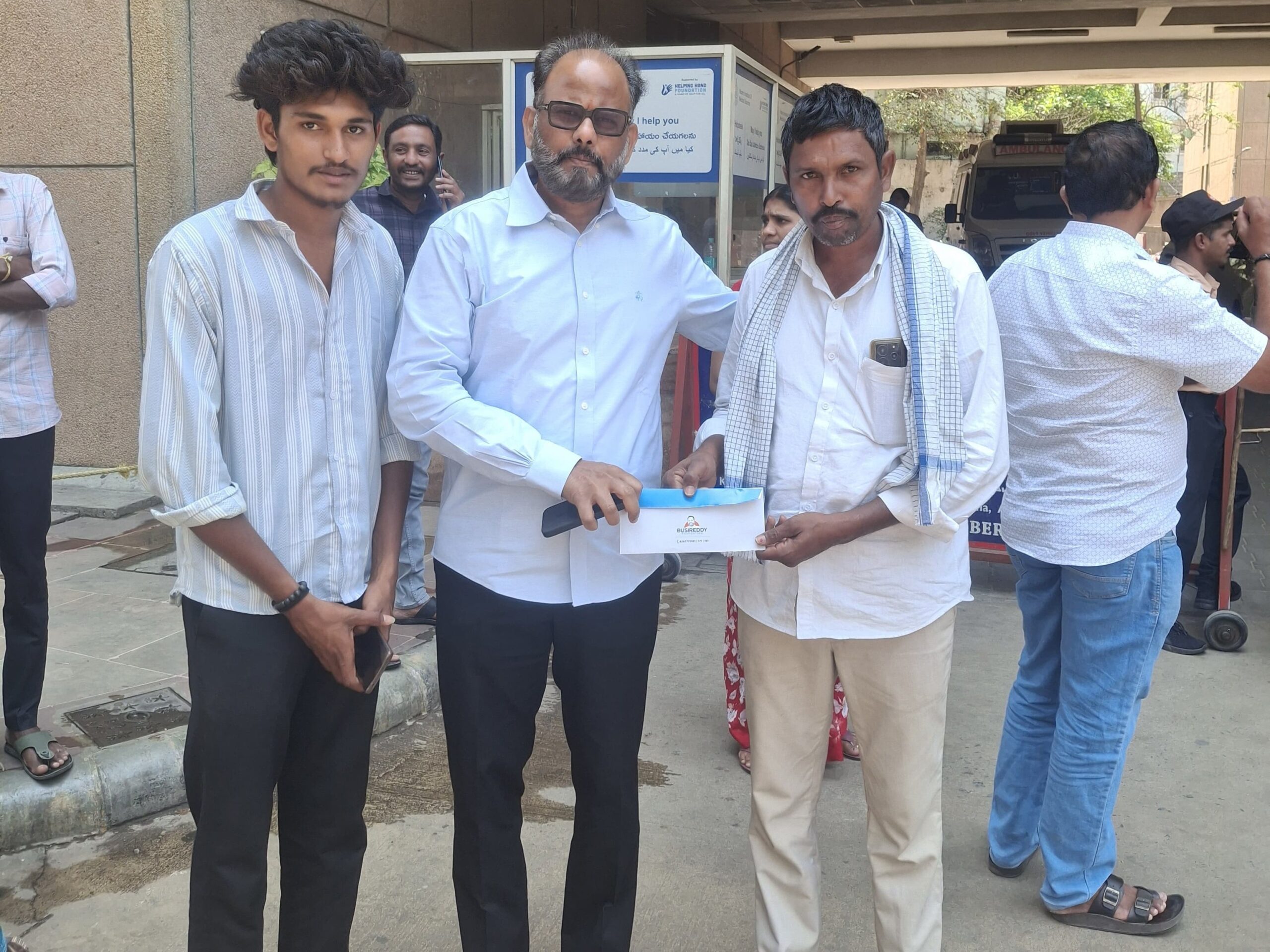 రోడ్డు ప్రమాద బాధితుడికి ఆర్థిక సాయం అందజేత