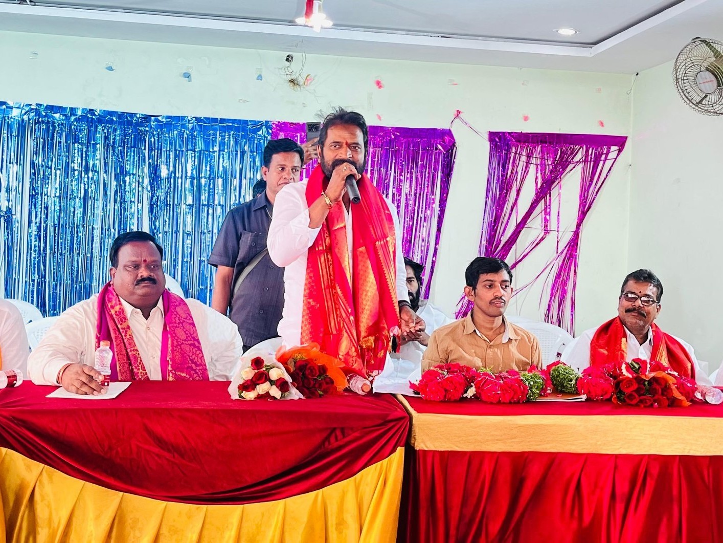 కార్మిక సమస్యలపై జరిగిన మీటింగ్‌లో మాజీ మంత్రి