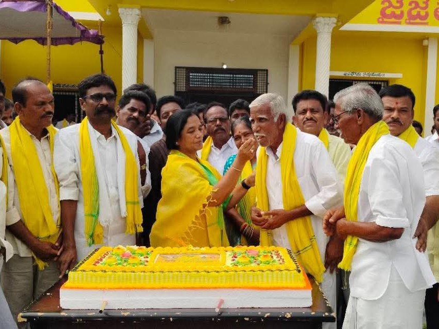 టీడీపీ ఆవిర్భావం.. 44kg కేక్ కట్ చేసిన ఎమ్మెల్యే