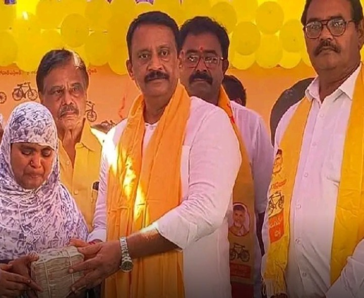 బాధితులకు ప్రమాద బీమా నగదు అందజేసిన ఎమ్మెల్యే