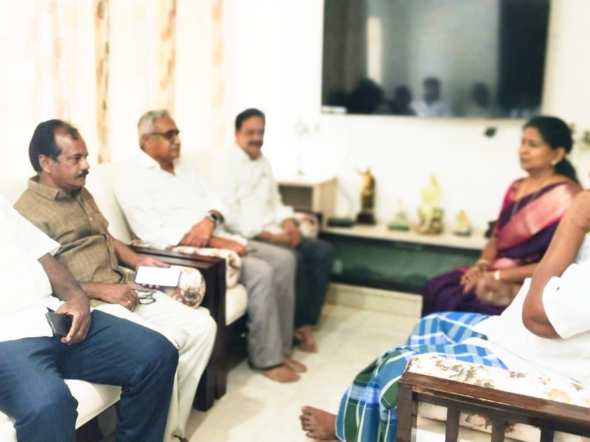 మాజీ AMC చైర్మన్‌ని పరామర్శించిన మాజీ హోంమంత్రి