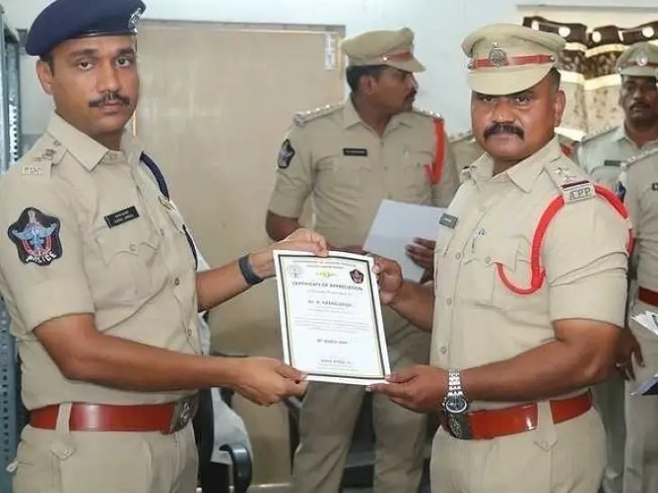 ఎస్సైను అభినందించిన ఎస్పీ