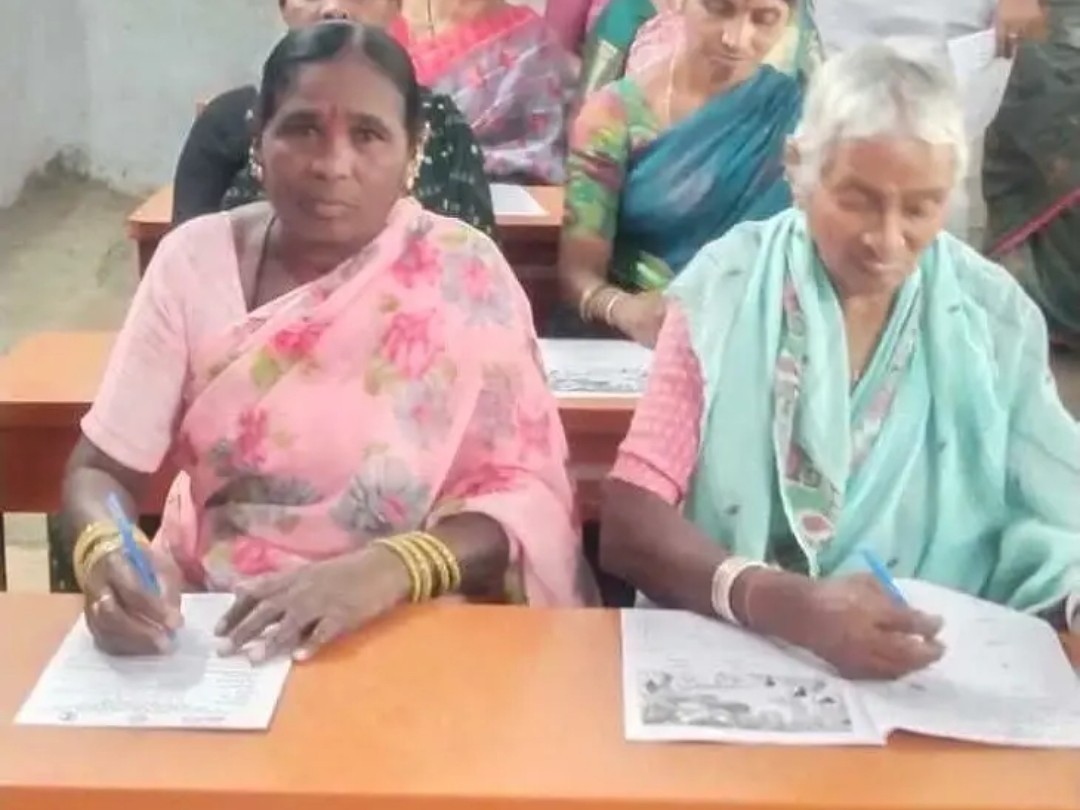 ఉల్లాస్ నవ భారత సాక్షరత పరీక్ష రాసిన సర్పంచ్