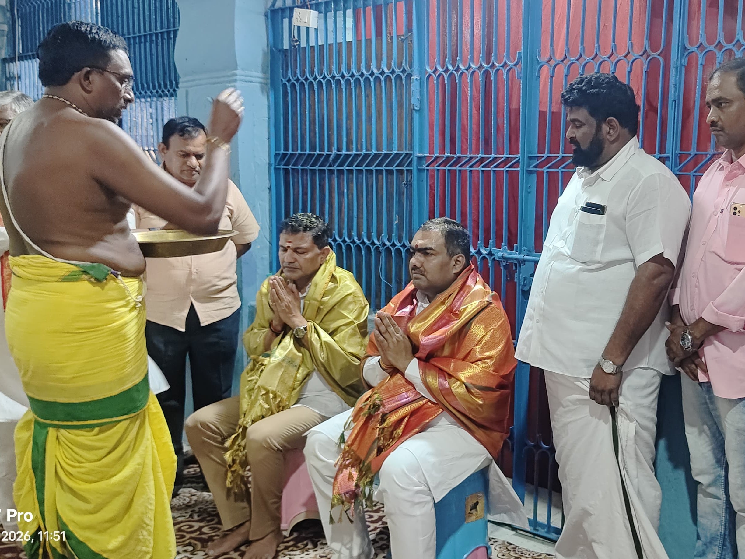 ఆలయాల్లో బీజేపీ నేతలు ప్రత్యేక పూజలు