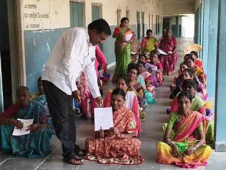 మహిళలకు అక్షరాస్యతపై పరీక్షలు