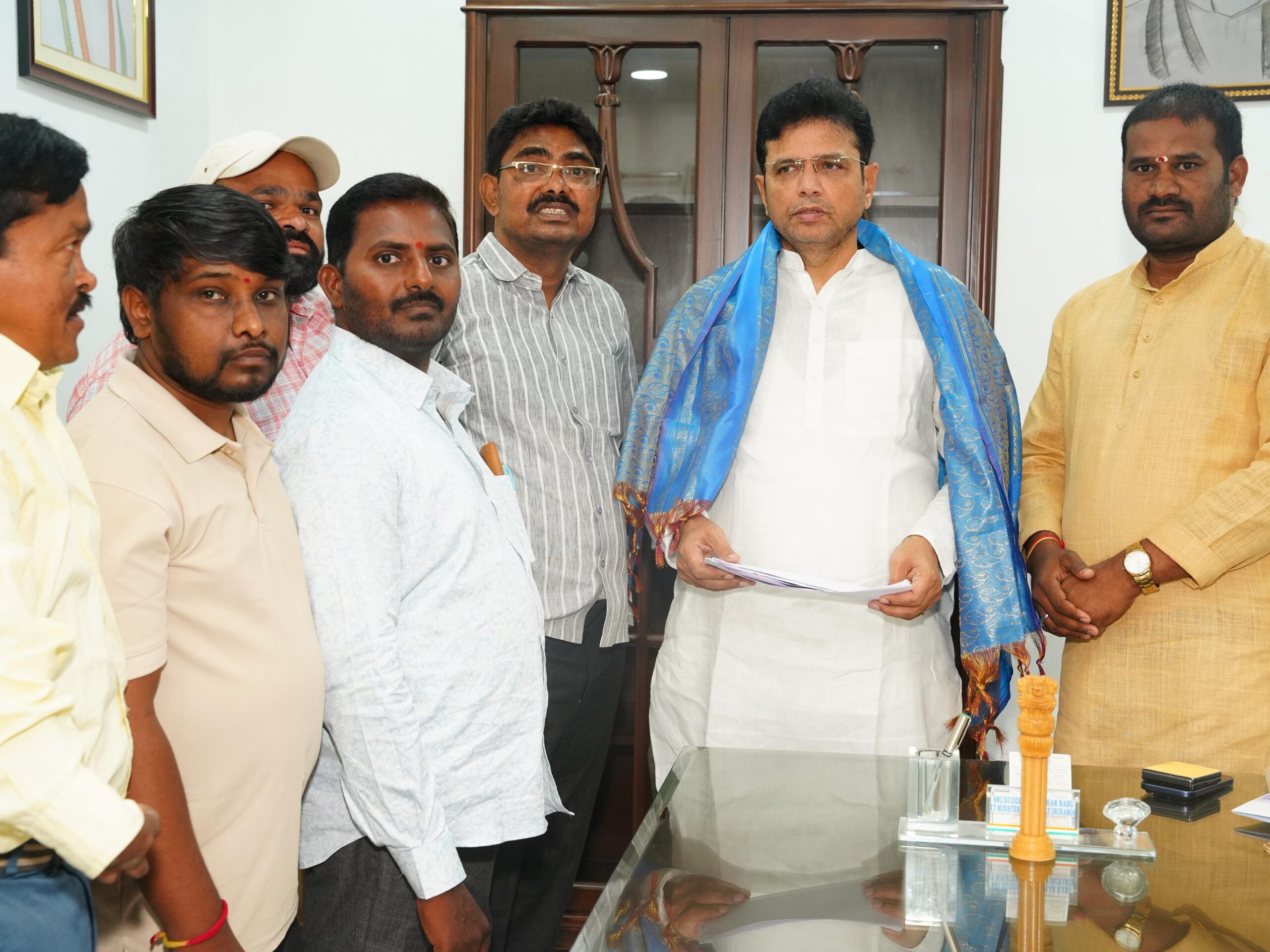 మంత్రికి వినతి పత్రం అందజేసిన నరేష్